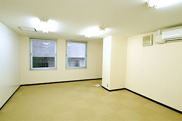 A室　窓あり専用個室家具備え付けタイプ　レンタルオフィス（約5坪）のイメージ